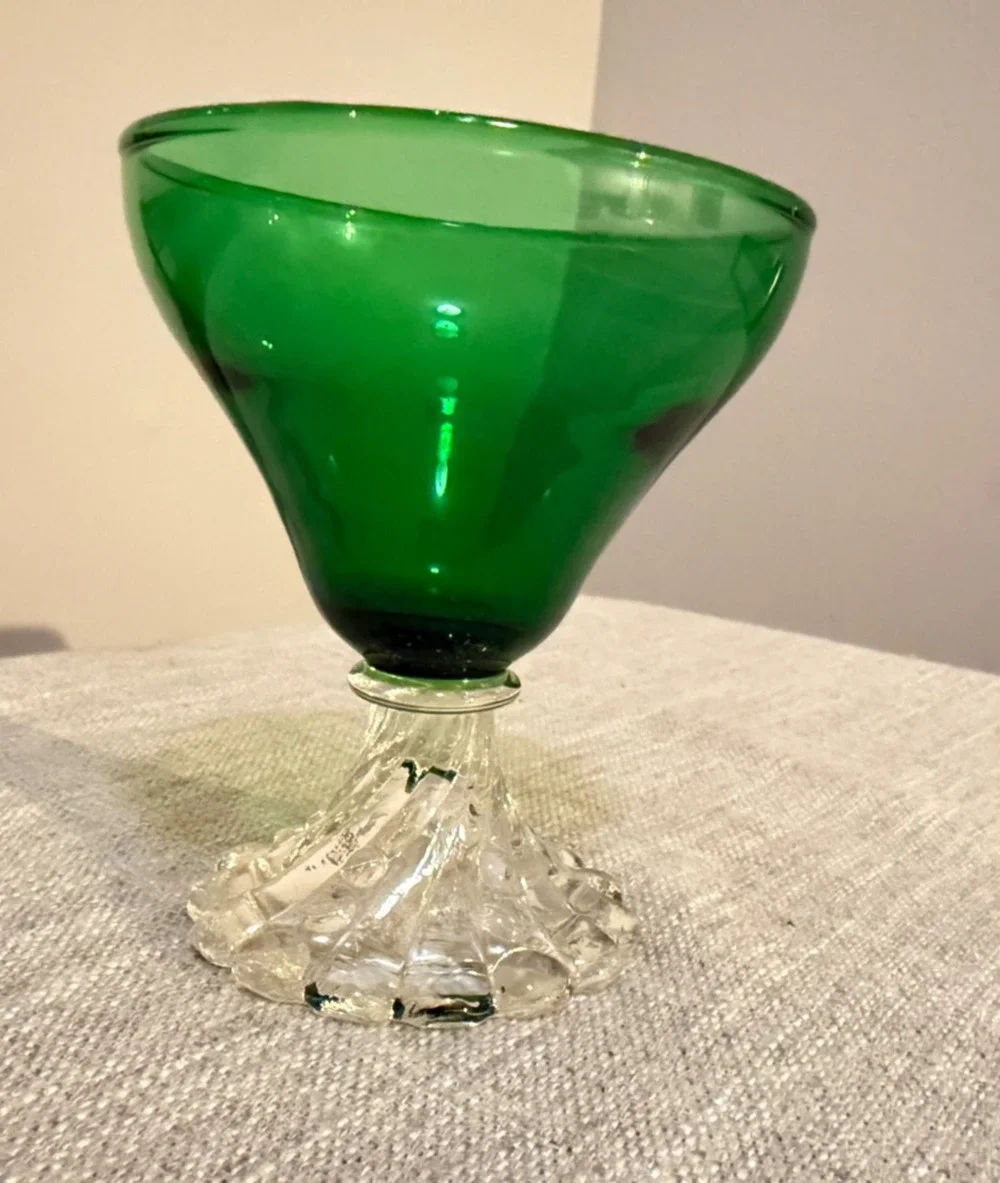 🌿 Vintage Green Glass Goblet Cup – Clear Decorative Pedestal Foot 🌿